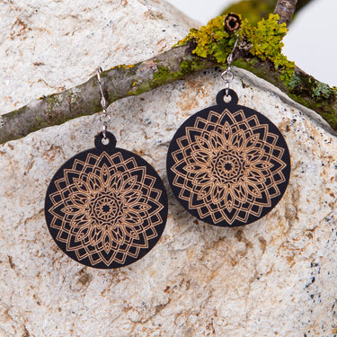 Leseni uhani HOORAY Črna mandala 